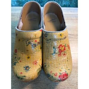 Dansko XP Clogs with Multicolor Floral Size Ladies US 8.5 EUR 39